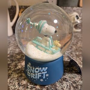 Peanuts Snoopy Musical Snow Globe